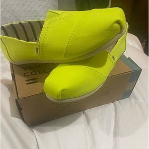 Neon Yellow Heritage Canvas Classic Toms